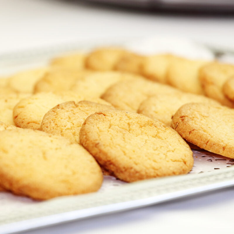 Photographie d'un plateau rempli de biscuits sablés.