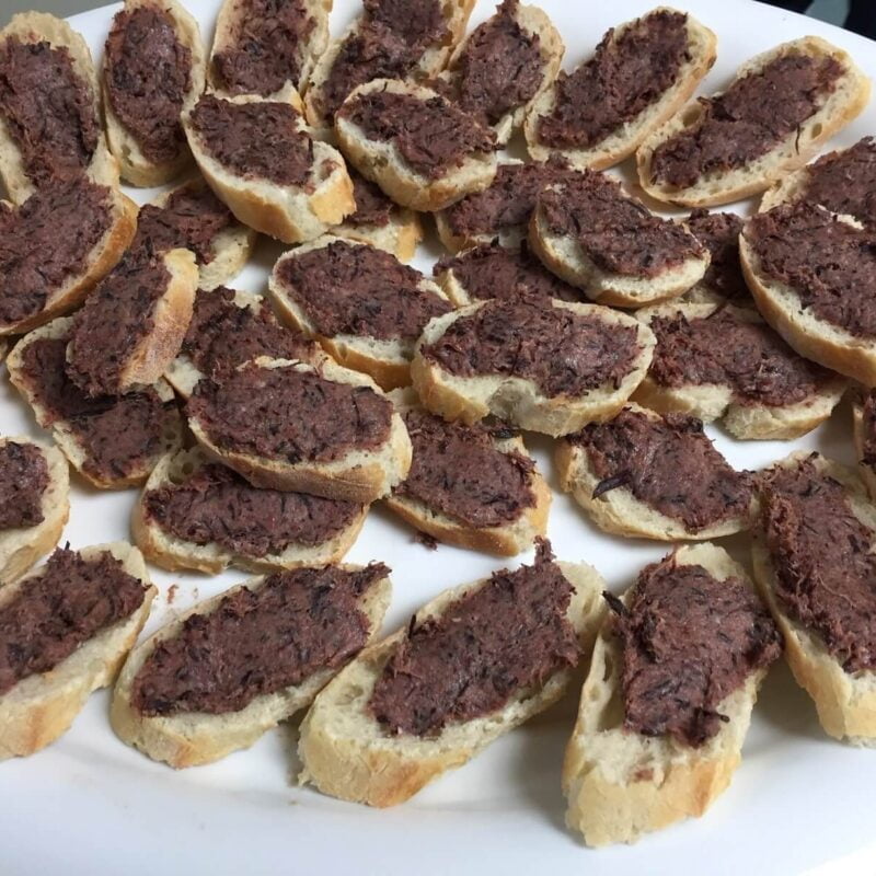 Tranches de baguette avec une mousse de loup marin au Cognac.