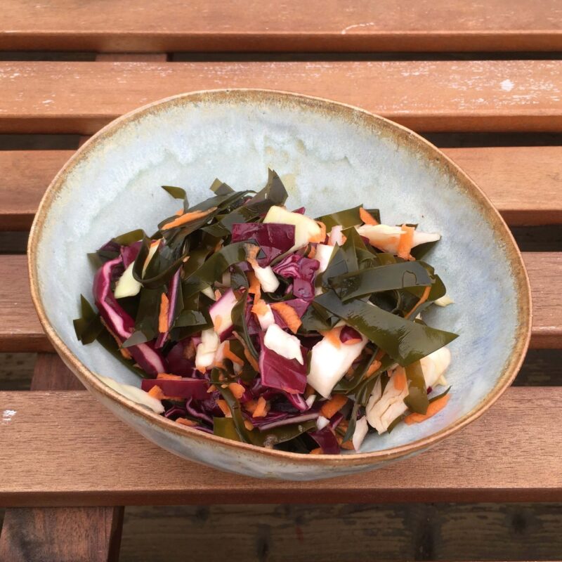 Salade de chou, carotte et Kombu royale dans un bol.