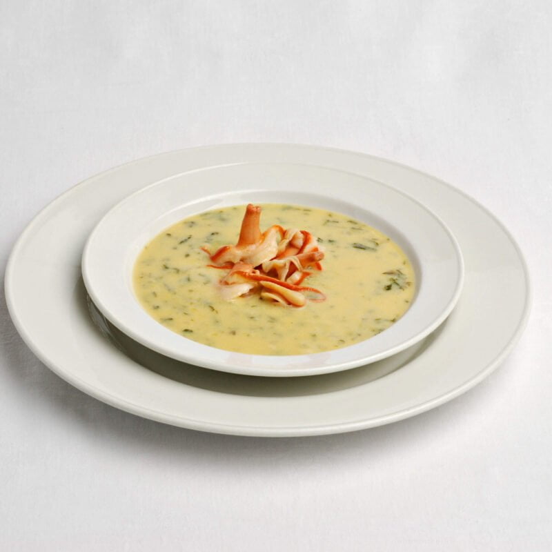 Soupe de mactres de Stimpson à la coriandre dans une assiette creuse.