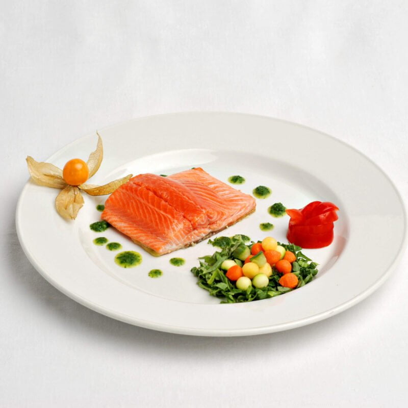 Filet d'omble de fontaine au beurre de persil avec un physalis, tomate et petits légumes