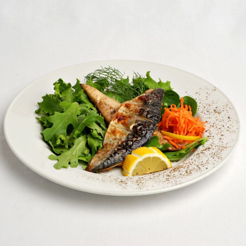 Maquereau grillé au cumin sur un lit de salade avec râpé de carotte et citron.
