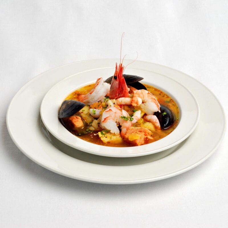 Bouillabaisse gaspésienne avec une variété de fruits de mer.