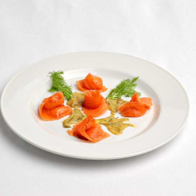 Saumon mariné avec une sauce à la moutarde et de l'aneth gravlax.