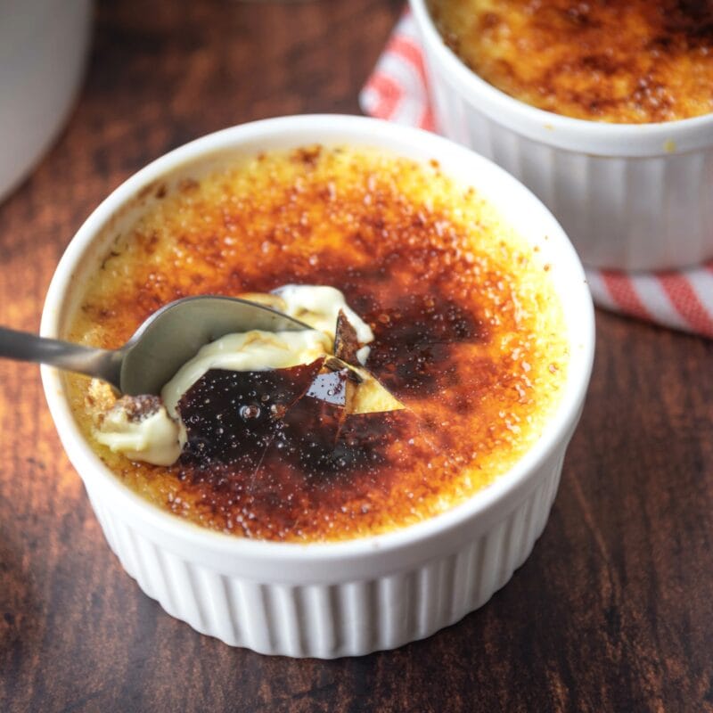 Photographie d'un ramequin de crème brulée.